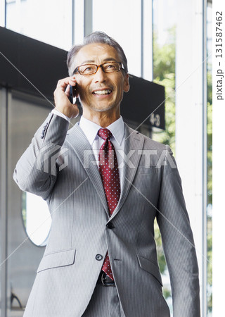 スマートフォンで会話するビジネスマン 131587462