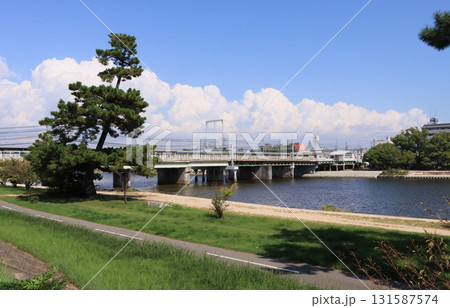 西宮市の武庫川堤防から見た阪神の武庫川駅 131587574
