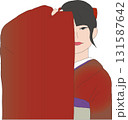 袖で片目を隠す赤い振袖の女性 131587642