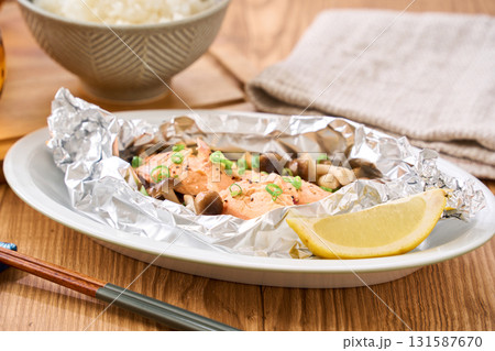 鮭のホイル焼き｜えのき・しめじを使った家庭料理 131587670