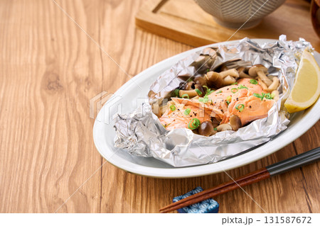 鮭のホイル焼き｜えのき・しめじを使った家庭料理 131587672