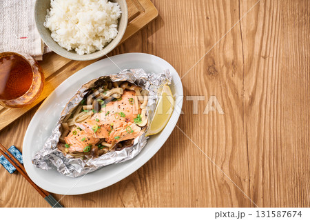 鮭のホイル焼き|えのき・しめじを使った家庭料理 鮭のホイル焼き|えのき・しめじを使った家庭料理 131587674