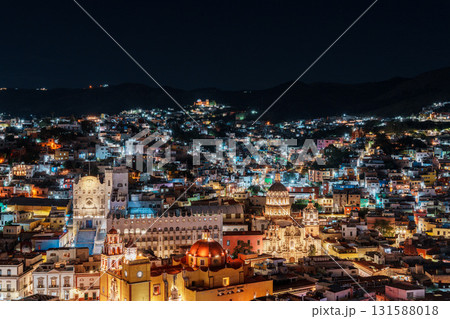 グアナファトの都市風景とバシリカ教会(グアナフアト大聖堂)とラ・コンパニーア聖堂の夜景 131588018