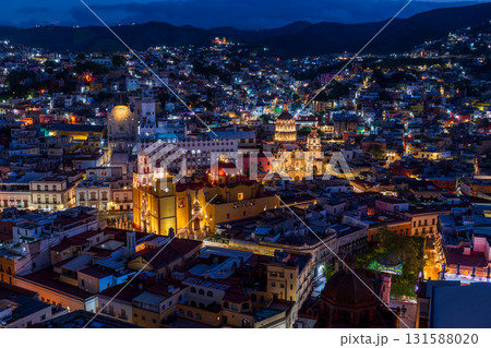 グアナファトの都市風景とバシリカ教会の夜景　 131588020