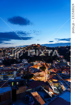 メキシコ・グアナファトの夜景　縦構図 131588024