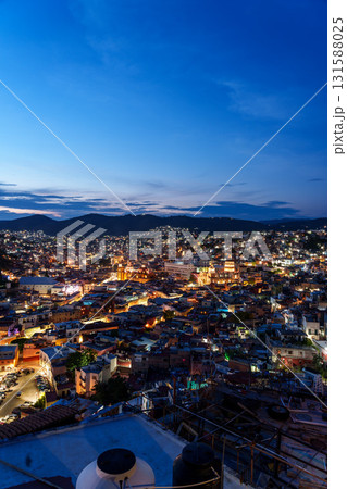 メキシコ・グアナファトの夜景 縦構図 メキシコ・グアナファトの夜景 縦構図 131588025