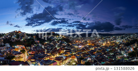 メキシコ・グアナファトの夜景　大パノラマ 131588026