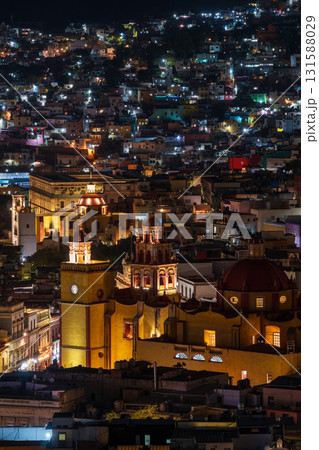 グアナファトの都市風景とバシリカ教会の夜景 グアナファトの都市風景とバシリカ教会の夜景 131588029