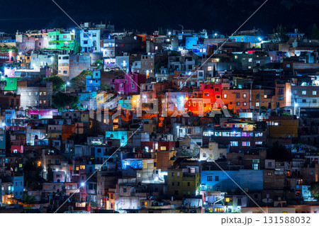 メキシコ・グアナファトの街並み　夜景 131588032