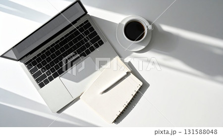 白いデスクの上のノートパソコンとノート コーヒーカップ付き 白いデスクの上のノートパソコンとノート コーヒーカップ付き 131588048