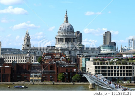 ロンドンのテムズ川越しに見るセントポール大聖堂 ロンドンのテムズ川越しに見るセントポール大聖堂 131588125