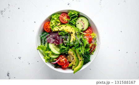 健康的なサラダボウル 白いテーブル上のトップダウンビュー 131588167