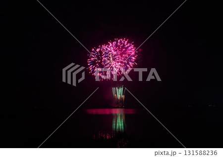 霞ヶ浦湖上の打ち上げ花火 小美玉市花火大会の風景 霞ヶ浦湖上の打ち上げ花火 小美玉市花火大会の風景 131588236