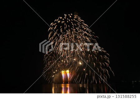 霞ヶ浦湖上の打ち上げ花火　小美玉市花火大会の風景 131588255