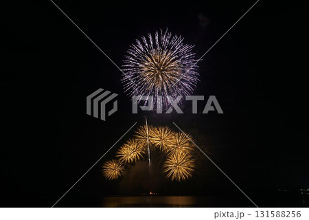 霞ヶ浦湖上の打ち上げ花火 小美玉市花火大会の風景 霞ヶ浦湖上の打ち上げ花火 小美玉市花火大会の風景 131588256
