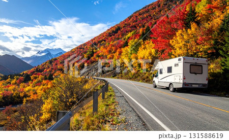 山道を走るRV 側面ビュー 秋の鮮やかな紅葉と青空 131588619