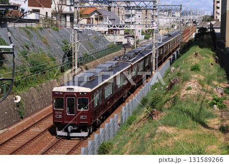 阪急　甲東園駅付近を走る今津北線の電車 131589266