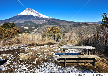 愛鷹連峰の越前岳から望む 馬ノ背見晴台のベンチと富士山 愛鷹連峰の越前岳から望む 馬ノ背見晴台のベンチと富士山 131589673