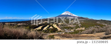 愛鷹連峰の越前岳　十里木高原展望台から望む富士山のパノラマ写真　コピースペース 131589695