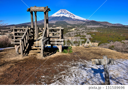 愛鷹連峰の越前岳から 十里木高原展望台と富士山 愛鷹連峰の越前岳から 十里木高原展望台と富士山 131589696