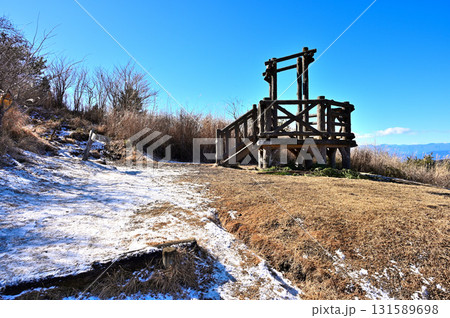 愛鷹連峰の越前岳　冬晴れの十里木高原展望台 131589698
