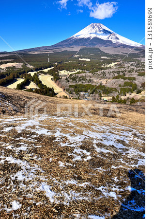 愛鷹連峰の越前岳　十里木高原展望台から望む富士山 131589699