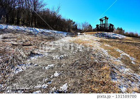 愛鷹連峰の越前岳 冬晴れの十里木高原展望台 愛鷹連峰の越前岳 冬晴れの十里木高原展望台 131589700