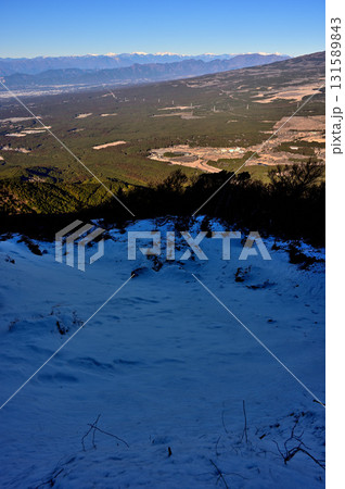 愛鷹山塊の越前岳より 雪の南アルプスと富士の裾野と積雪した山地 愛鷹山塊の越前岳より 雪の南アルプスと富士の裾野と積雪した山地 131589843