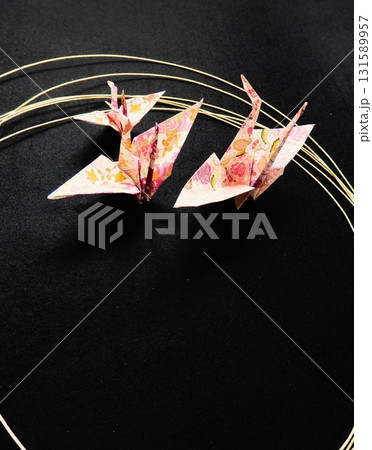 黒背景　折り鶴と水引 131589957