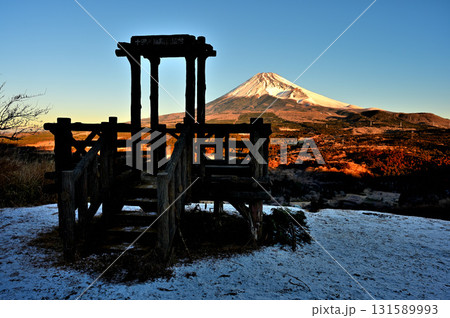 愛鷹山塊の越前岳 雪の十里木高原展望台から望む朝の富士山 愛鷹山塊の越前岳 雪の十里木高原展望台から望む朝の富士山 131589993