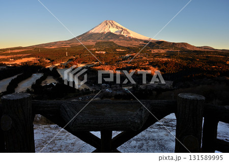 愛鷹山塊の越前岳 雪の十里木高原展望台から望む朝の富士山 愛鷹山塊の越前岳 雪の十里木高原展望台から望む朝の富士山 131589995