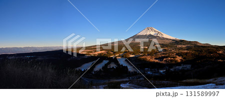 愛鷹山塊の越前岳より 十里木高原展望台から朝日射す富士山と南アルプス パノラマ写真 愛鷹山塊の越前岳より 十里木高原展望台から朝日射す富士山と南アルプス パノラマ写真 131589997