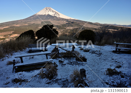 愛鷹山塊の越前岳　雪の馬ノ背見晴台より望む富士山と三角点 131590013