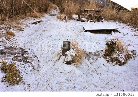 愛鷹山塊の越前岳 雪の馬ノ背見晴台 三角点の標石 愛鷹山塊の越前岳 雪の馬ノ背見晴台 三角点の標石 131590015