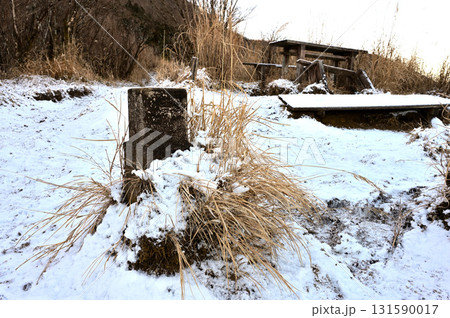 愛鷹山塊の越前岳　雪の馬ノ背見晴台　三角点の標石 131590017