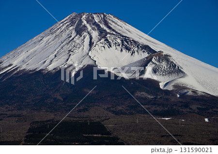 愛鷹山塊の越前岳より　雪化粧した富士山と宝永火口 131590021