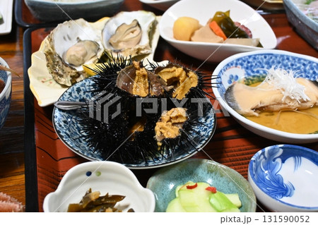 民宿の夕食　海鮮山盛り　毛がに　ウニ　牡蠣 131590052