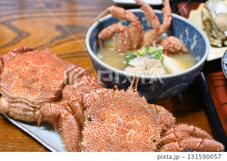 民宿の夕食　海鮮山盛り　毛がに　ウニ　牡蠣 131590057