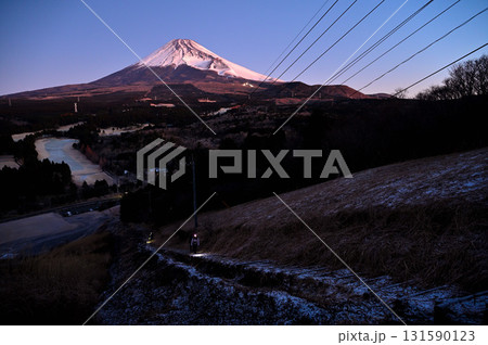 愛鷹山塊の越前岳より 夜明け前の十里木高原より雪化粧した富士山と宝永火口 愛鷹山塊の越前岳より 夜明け前の十里木高原より雪化粧した富士山と宝永火口 131590123