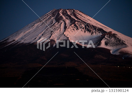 愛鷹山塊の越前岳より 日の出前の富士山と宝永火口 愛鷹山塊の越前岳より 日の出前の富士山と宝永火口 131590124