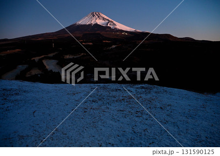 愛鷹山塊の越前岳より 雪化粧した十里木高原展望台より夜明け前の富士山と宝永火口 愛鷹山塊の越前岳より 雪化粧した十里木高原展望台より夜明け前の富士山と宝永火口 131590125