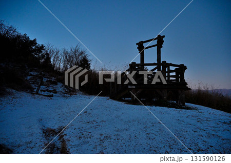 愛鷹山塊の越前岳より 夜明けを迎える十里木高原展望台 愛鷹山塊の越前岳より 夜明けを迎える十里木高原展望台 131590126