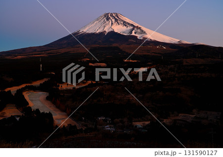 愛鷹山塊の越前岳より 十里木高原展望台から夜明けを迎える富士山と宝永火口 愛鷹山塊の越前岳より 十里木高原展望台から夜明けを迎える富士山と宝永火口 131590127