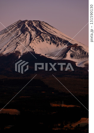 愛鷹山塊の越前岳より 夜明けを迎える富士山と宝永火口 愛鷹山塊の越前岳より 夜明けを迎える富士山と宝永火口 131590130