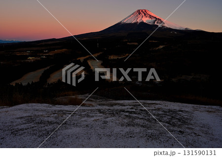 雪の愛鷹山塊の越前岳 十里木高原展望台より朝焼けの富士山 雪の愛鷹山塊の越前岳 十里木高原展望台より朝焼けの富士山 131590131