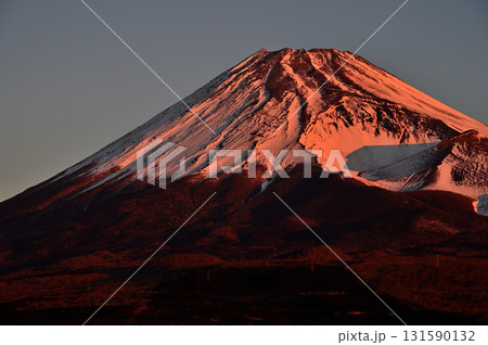 愛鷹山塊の越前岳 十里木高原展望台からの朝焼けの富士山 愛鷹山塊の越前岳 十里木高原展望台からの朝焼けの富士山 131590132