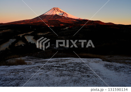 雪の愛鷹山塊の越前岳 十里木高原展望台より朝焼けの富士山 雪の愛鷹山塊の越前岳 十里木高原展望台より朝焼けの富士山 131590134