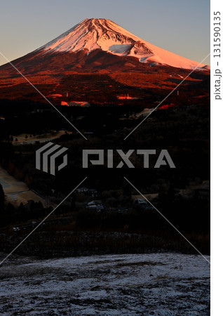 雪の愛鷹山塊の越前岳 十里木高原展望台より朝焼けの富士山 雪の愛鷹山塊の越前岳 十里木高原展望台より朝焼けの富士山 131590135