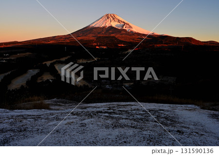 雪の愛鷹山塊の越前岳 十里木高原展望台より朝焼けの富士山 雪の愛鷹山塊の越前岳 十里木高原展望台より朝焼けの富士山 131590136