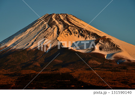愛鷹山塊の越前岳 十里木高原展望台より朝焼けに染まる富士山と宝永火口 愛鷹山塊の越前岳 十里木高原展望台より朝焼けに染まる富士山と宝永火口 131590140